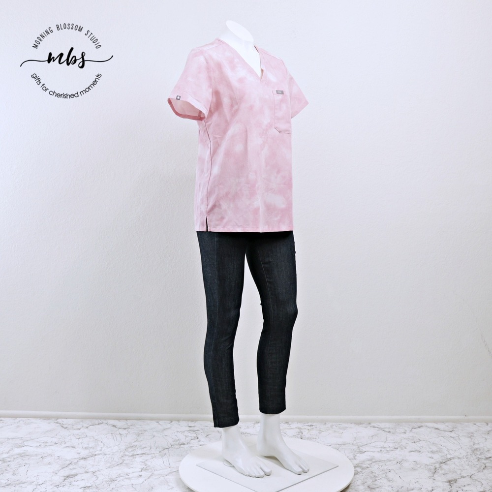 FIGS V-Neck Tie Dye Cloud Wash Single Pocket Scrub Top Pink Women S - Picture 1 of 11